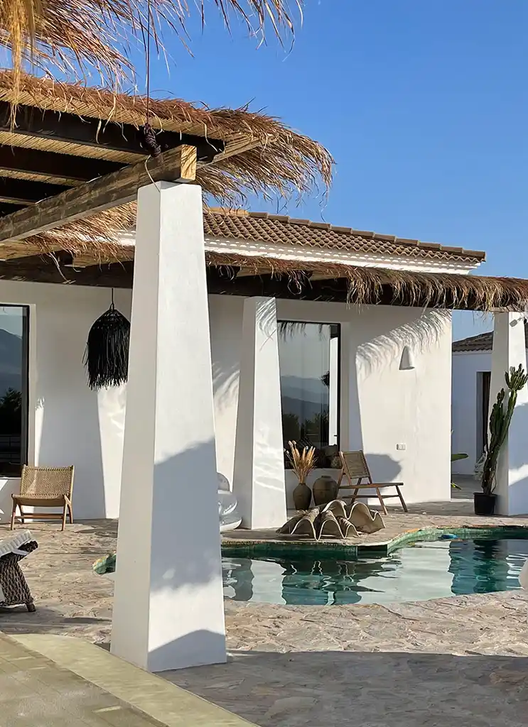 Witte villa met palapa en zwembad in Andalusië